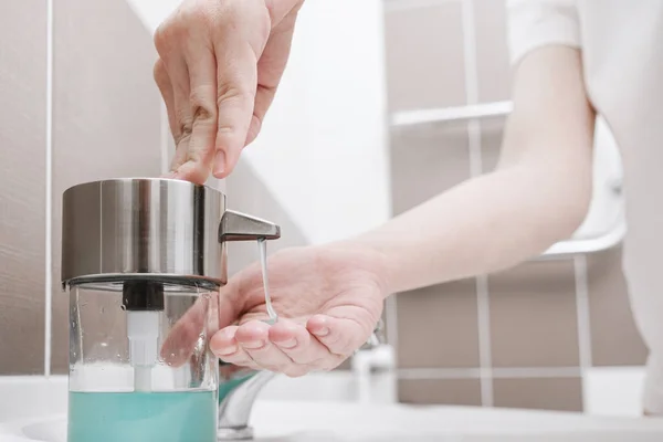 코로나 바이러스 예방을 위해 수도 꼭지 밑에 비누로 손을 씻는 일, 코로나 바이러스 확산을 막기 위한 위생. — 스톡 사진