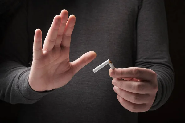 Homme Arrête Fumer Une Main Montrant Signe Arrêt Fume Pas — Photo