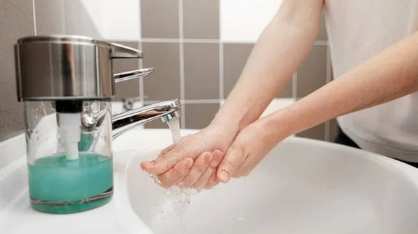 Händewaschen Mit Seife Unter Dem Wasserhahn Zur Vorbeugung Des Coronavirus — Stockfoto