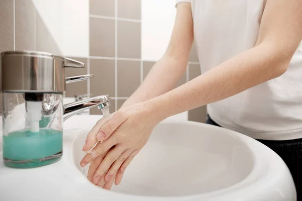 Handen Wassen Met Zeep Onder Kraan Met Water Voor Preventie — Stockfoto