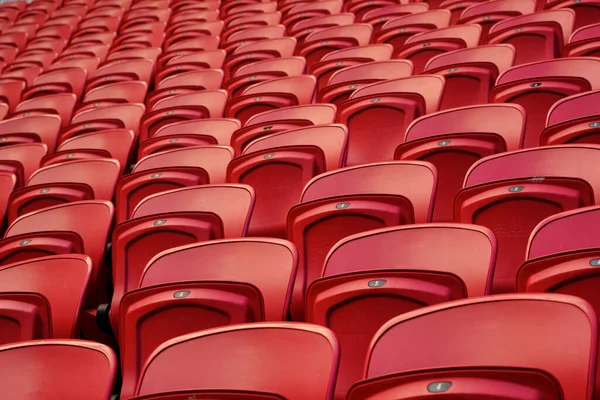Puste Czerwone Plastikowe Siedzenia Pustym Stadionie Wiele Wolnych Miejsc Dla — Zdjęcie stockowe