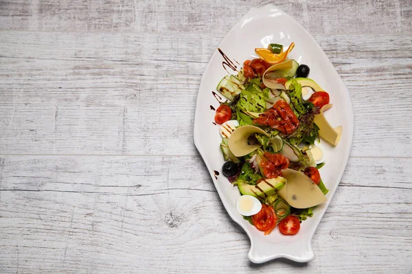 ızgara sebze, balık, yumurta ve peynir salatası