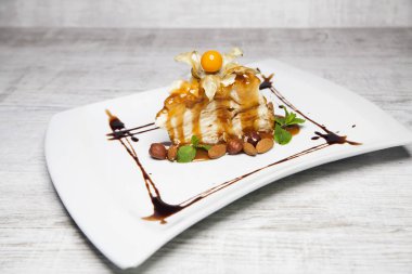 puf pasta sosu ve fındık ile