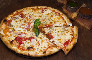 peynir ve domates fesleğen bir delikanlı ile pizza