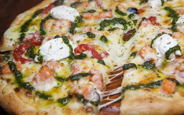 Pizza met kaas en zalm — Stockfoto
