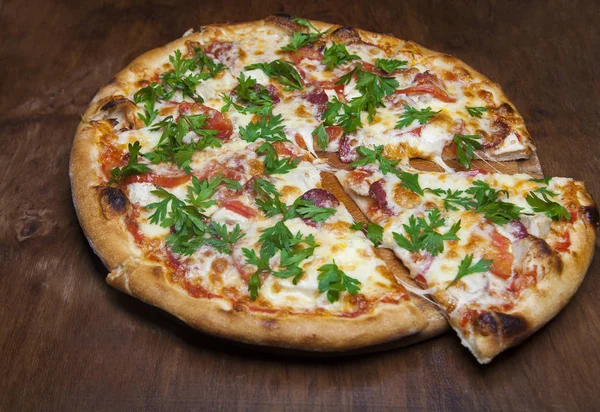 Pizza peynir ve sosis