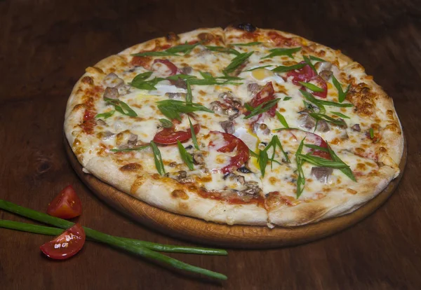 Patlıcan peynir ve yeşil soğan pizza