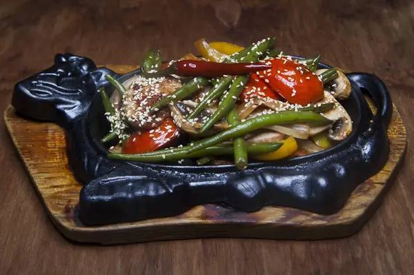 Kızarmış etli sebze ve susam