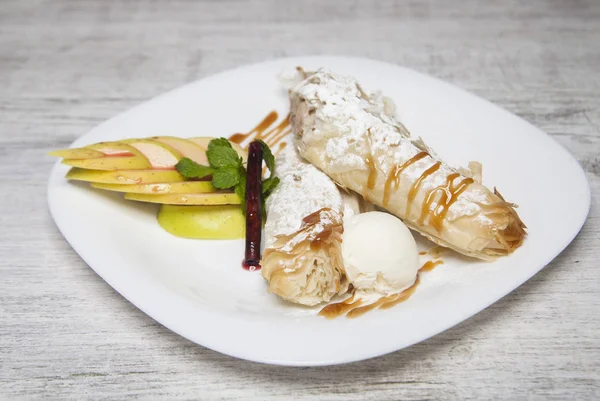 elma tarçın ve dondurma ile pasta puf