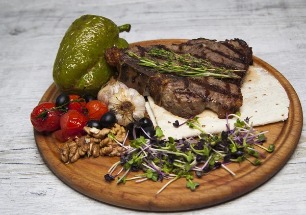 Kızarmış etli domates, sarımsak, tatlı biber, kahverengi ahşap sta