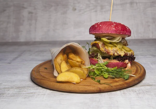 Kırmızı burger et ve pita ekmeği kızarmış patates