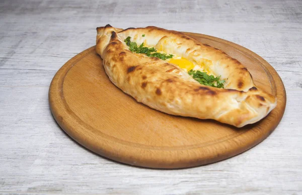 Yumurta ve Yeşiller ile üzerinde khachapuri — Stok fotoğraf