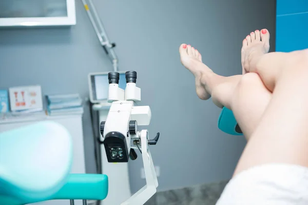 Patienten Sitter Gynekologisk Stol Och Väntar Att Läkaren Ska Komma — Stockfoto