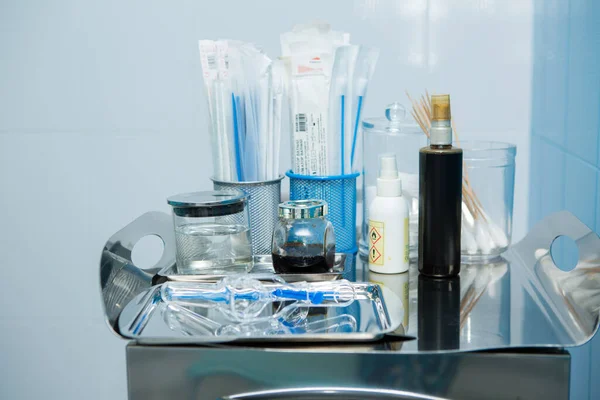 Jinekoloğun aletleri steril demir tepside yatıyor.