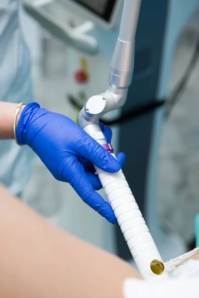 Beyaz önlüklü, siyah saçlı jinekolog ve jinekolog muayenehanesindeki mavi steril eldivenli jinekolog hastanın intravaginal ultrasonunu yapıyor. Üreme ilaçları, jinekoloğa planlanan ziyaret.