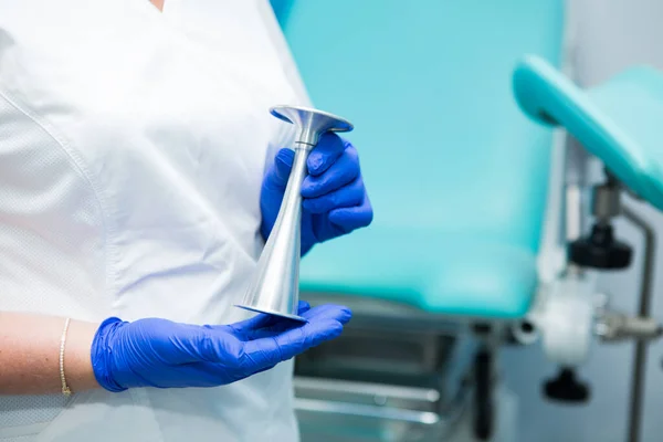 Jinekologların ofisindeki kadınların muayenesi, bebeğin kalp atışlarını dinlemek. Üreme tıbbı