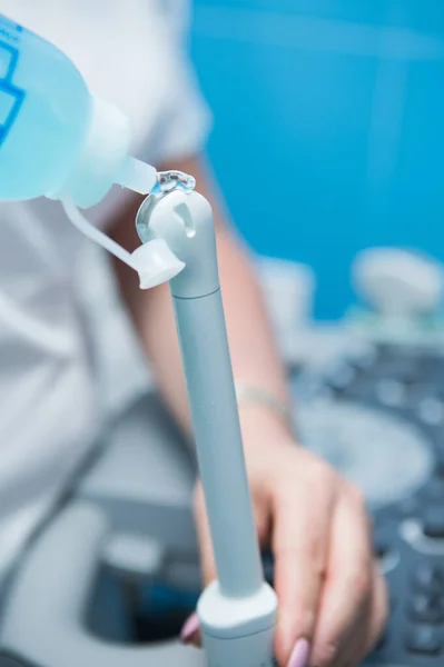 Jinekoloğun ofisinde ultrason makinesi var. Kadın muayenesi, ultrason. üreme ilacı