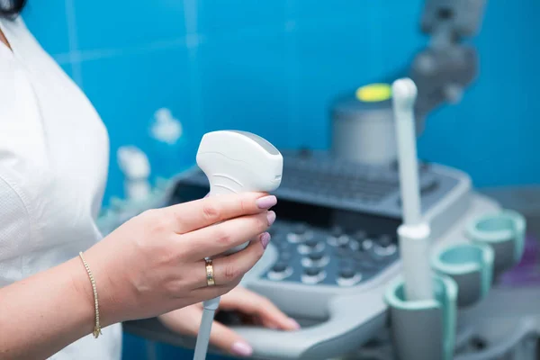 Jinekoloğun ofisinde ultrason makinesi var. Kadın muayenesi, ultrason. üreme ilacı