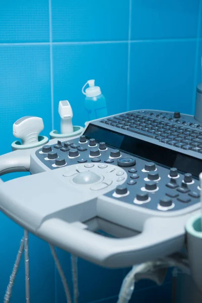 Jinekoloğun ofisinde ultrason makinesi var. Kadın muayenesi, ultrason. üreme ilacı