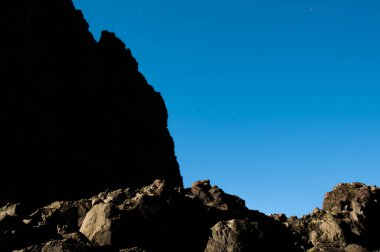 Taşların yerleşimi ve arkadaki mavi gökyüzü. Uzayı kopyala Yatay yerleşim planı. Soyut doku