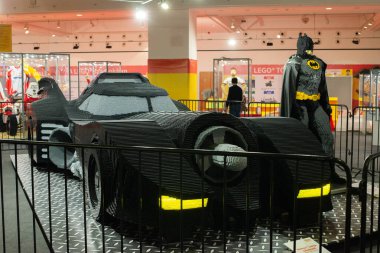 Batman heykeli ve Lego elementlerinden yapılmış spor araba. Budapeşte 'deki serginin bir parçası