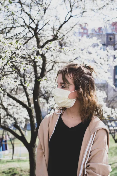 Menina Adolescente Bonita Usando Máscara Lado Árvore Cereja Shirt Preta — Fotografia de Stock