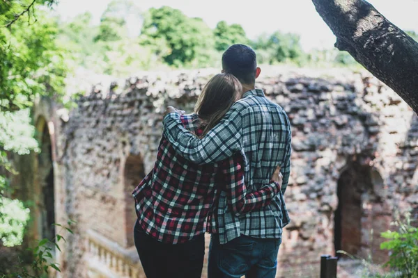 Two Young People Plaid Tops Jeans Watching Old Runed Castle — Stock Photo, Image