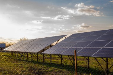 İki büyük güneş toplayıcısı akşam güneş ışığına kadar köye yerleşmiş. Ekolojik teknoloji ile elektrik üretiliyor. Çevre dostu güneş enerjisi. Tesla kavramı.