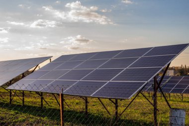 Özel bir evde elektrik kullanımını karşılamak için yere kurulmuş güneş koleksiyonu sisteminin bir parçası. Hükümete elektrik satışı. Güneş paneli sistemiyle para kazanmak. Çevre hayatı.