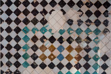 Eski duvar siyah, beyaz, mavi ve sarı kiremitlerle kaplıydı. Kırık kaldırım duvarlı eski kiremit dokusu.