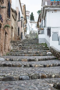 İspanya, Granada. Eski kentin mimarisi. Geniş granit taş basamaklar yukarı çıkıyor