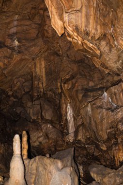 Miskolc 'un yanındaki mağarada sarkıtlar ve dikitler var.