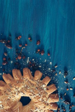  Kurutulmuş böğürtlenli yuvarlak turta. Sıcak renk. Dikey yerleşim