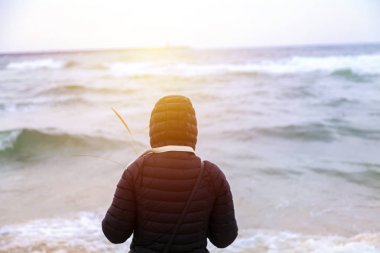 Genç kadın rahat Sahilde yürüyüş gitmek düz deniz ve deniz feneri