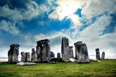 Mavi gökyüzü Stonehenge tarihi site üzerinde