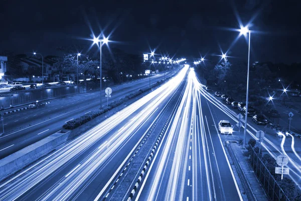 Uzun pozlama fotoğraf bulanık izleri arabalarından olan trafik — Stok fotoğraf