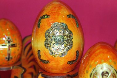 Beyaz arka planda renkli yumurtalarla dolu Paskalya sepeti