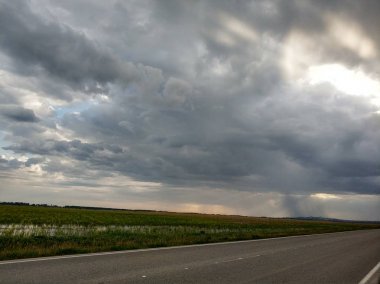 Nehir, tepeler, ağaçlar ve alanları.