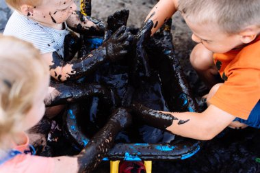 çocuklar sokakta yaz aylarında Çamurda oynamak