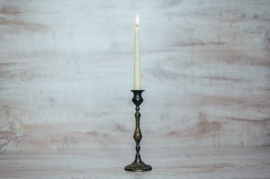 yanan bir mum ile antika şamdan