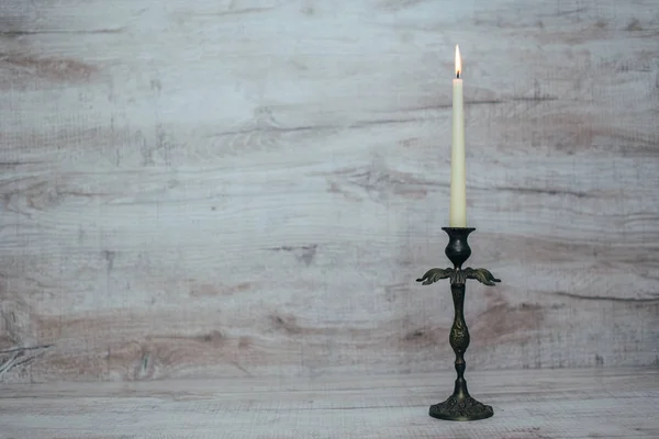 Antico candeliere con candela accesa — Foto Stock