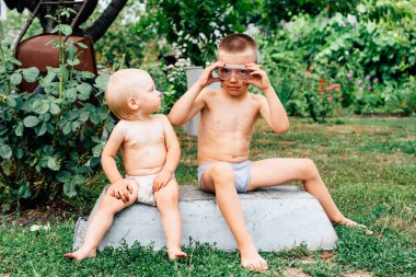 kardeş birlikte doğa kırsalında oynamak