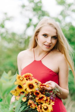 doğa bir buket bir yeşil zemin üzerine genç kız