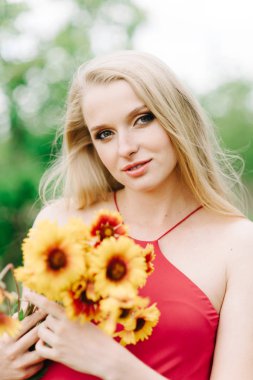 -bir bouque bir yeşil zemin üzerine doğa genç kız