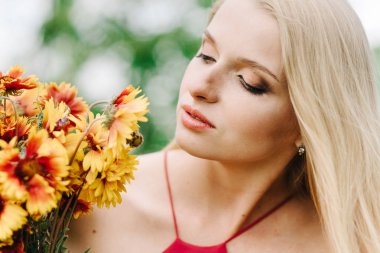 doğa bir buket bir yeşil zemin üzerine genç kız