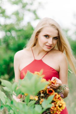 doğa bir buket bir yeşil zemin üzerine genç kız