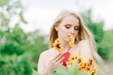 -bir bouque bir yeşil zemin üzerine doğa genç kız