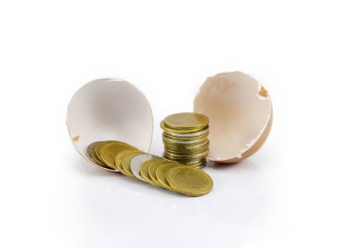 Clippi beyaz zemin üzerine izole yumurta kabuğu'nda Tay paralar