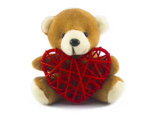 Urso de pelúcia bonito e coração vermelho isolado no fundo branco com caminho de recorte . — Fotografia de Stock
