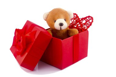 sevimli ayıcık ve beyaz adam kırmızı hediye kutusunda kırmızı kalp